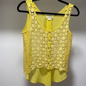 NWOT hi-lo crochet front blouse sz S